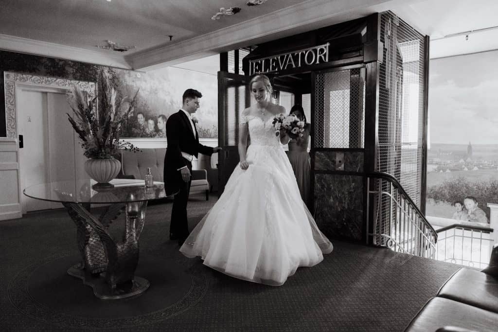 10 Tips til at Vælge den Perfekte Bryllupsfotograf, Trends inden for bryllupsfotografering 2025, Bryllupsfotograf Burholt Foto – fanger smukke øjeblikke på din store dag. Skønheden i sort-hvid bryllupsfotografi, tidløs elegance og dybde. naturlige bryllupsbilleder, Brudevalsen