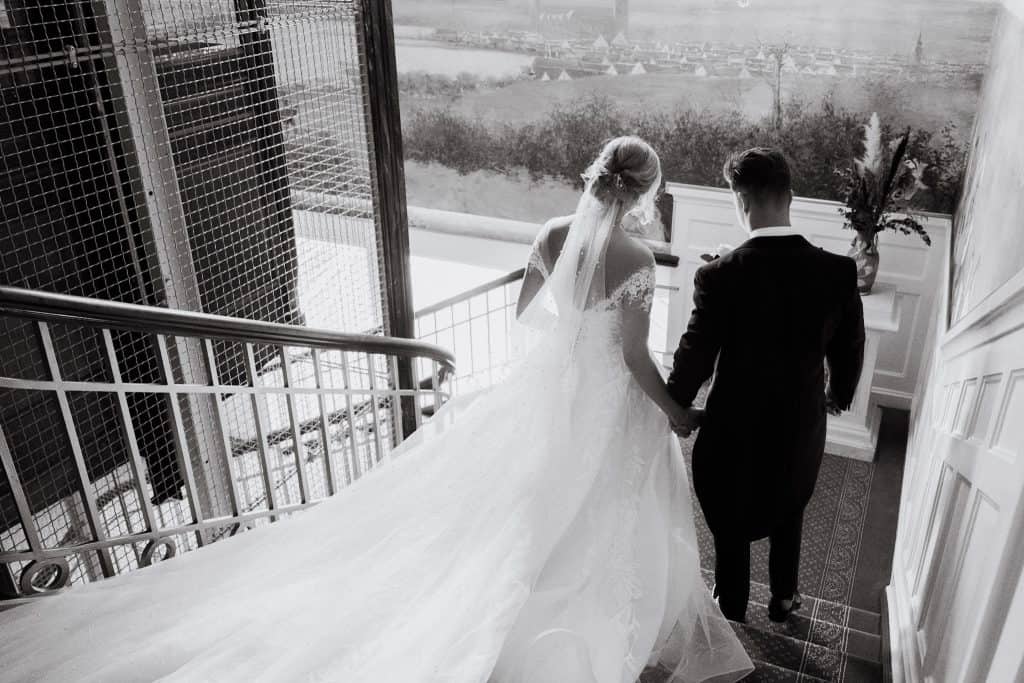 Komplet guide til bryllupsdagens fototidslinje | Sådan planlægger I den perfekte dag. Skønheden i sort-hvid bryllupsfotografi, tidløs elegance og dybde. Destinationsfotograf